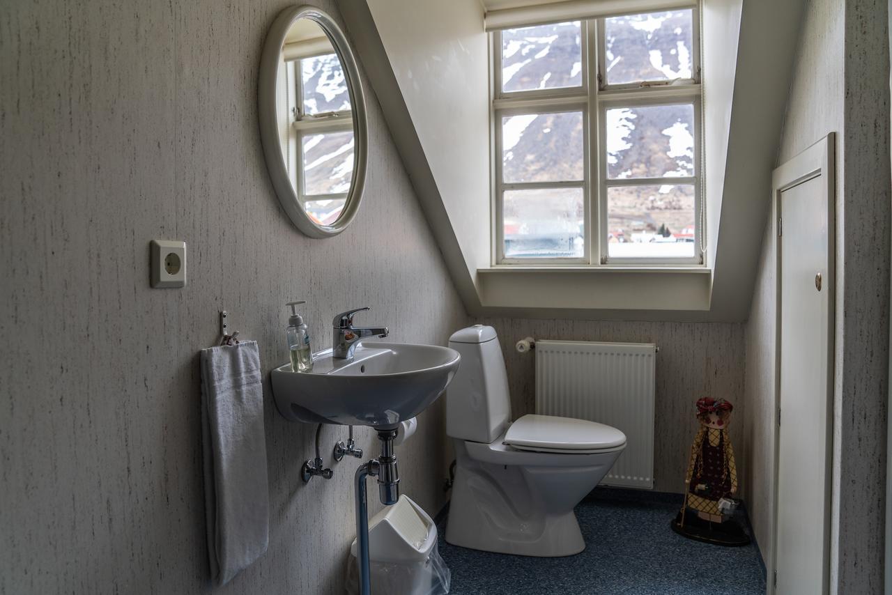 Guesthouse Ísafjördur - Gamla Ísafjörður Exteriör bild